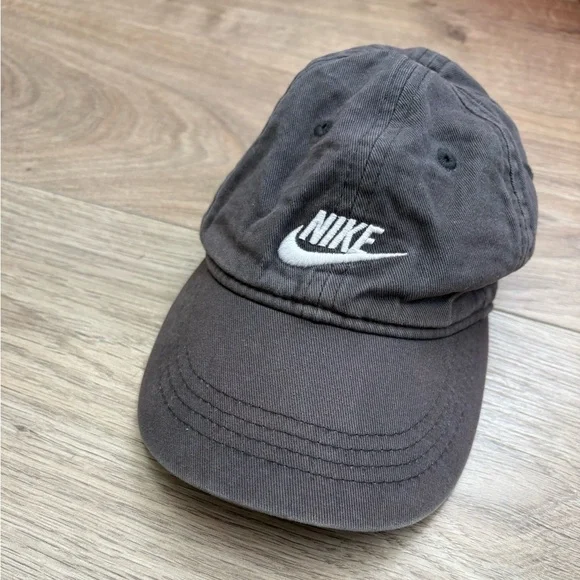Nike Toddler Baseball Cap Hat Grey Adjustable Strapback Logo Casual - Picture 2 of 4